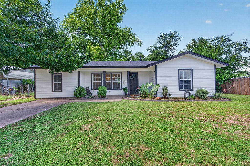 202 Taylor Street, Burleson, TX 76028
