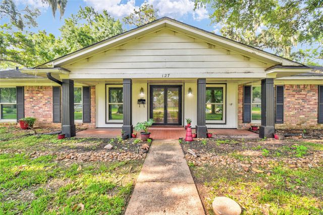 127 Begonia Street, Lake Jackson, TX 77566