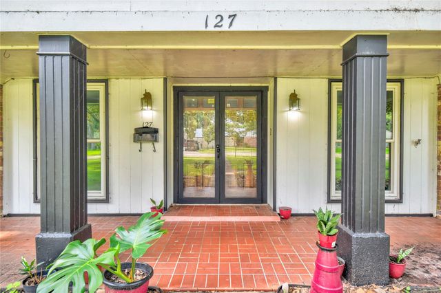 127 Begonia Street, Lake Jackson, TX 77566