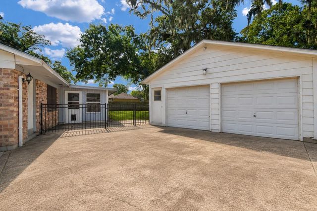 127 Begonia Street, Lake Jackson, TX 77566