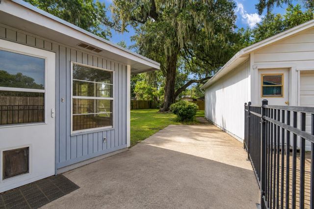 127 Begonia Street, Lake Jackson, TX 77566