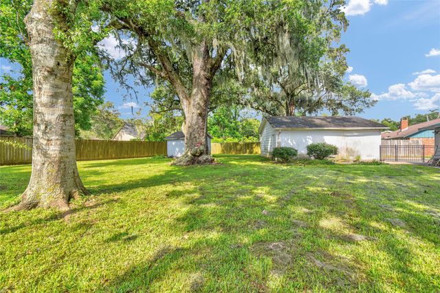 127 Begonia Street, Lake Jackson, TX 77566