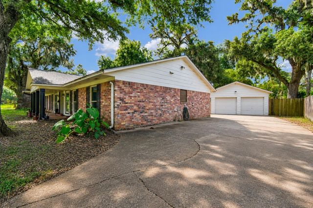 127 Begonia Street, Lake Jackson, TX 77566