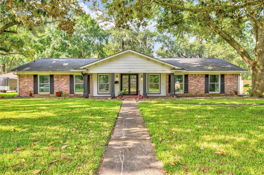 127 Begonia Street, Lake Jackson, TX 77566