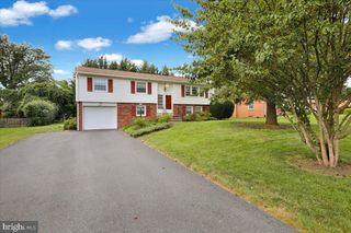 1609 SANTA BARBARA DR, Lancaster, PA 17601