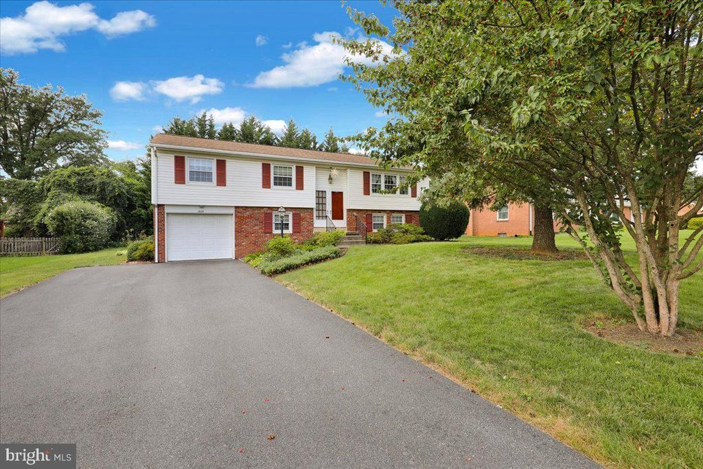 1609 SANTA BARBARA DR, Lancaster, PA 17601