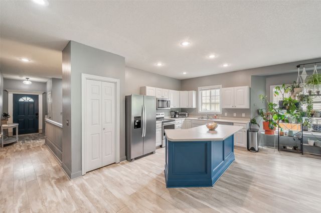 2200 Fountain Crest Drive, Pleasant Hill, IA 50327