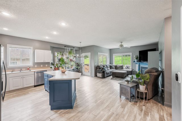 2200 Fountain Crest Drive, Pleasant Hill, IA 50327