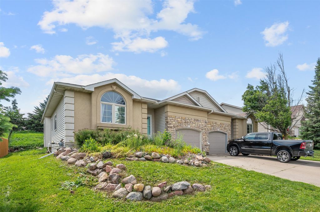 2200 Fountain Crest Drive, Pleasant Hill, IA 50327