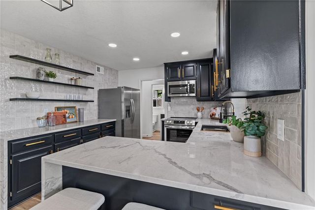 646 NE Saint Andrews Court, Lee's Summit, MO 64064