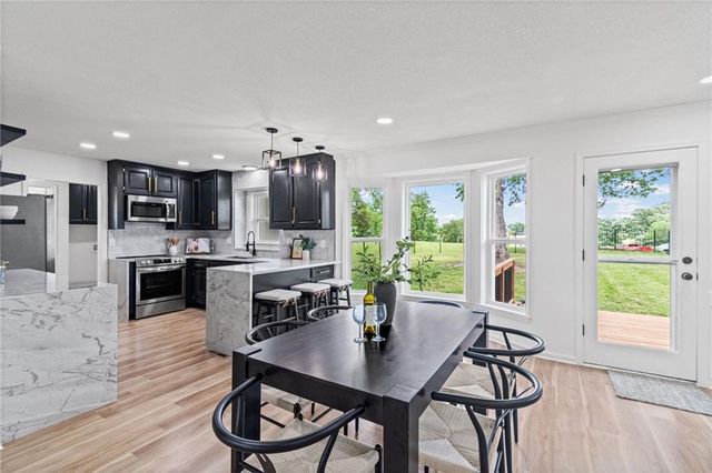 646 NE Saint Andrews Court, Lee's Summit, MO 64064