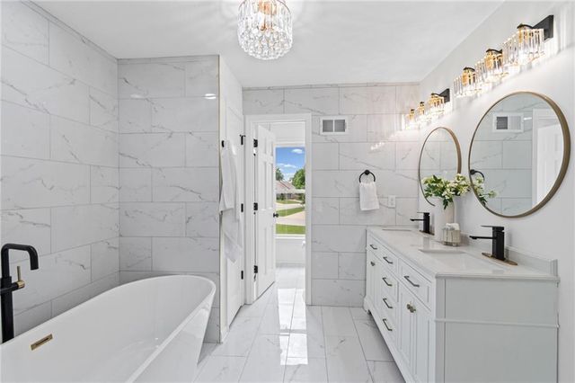 646 NE Saint Andrews Court, Lee's Summit, MO 64064