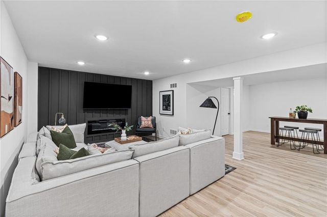 646 NE Saint Andrews Court, Lee's Summit, MO 64064