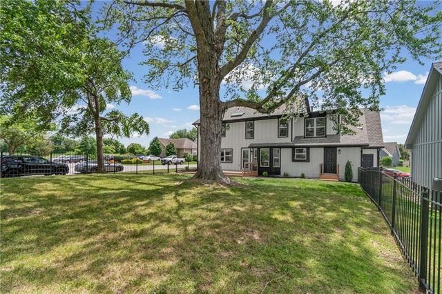 646 NE Saint Andrews Court, Lee's Summit, MO 64064