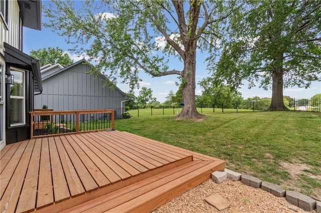 646 NE Saint Andrews Court, Lee's Summit, MO 64064