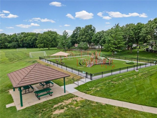 646 NE Saint Andrews Court, Lee's Summit, MO 64064