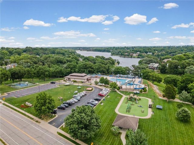 646 NE Saint Andrews Court, Lee's Summit, MO 64064