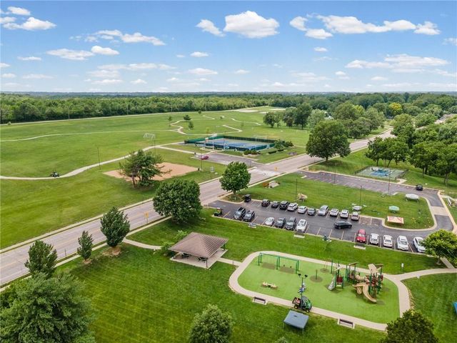 646 NE Saint Andrews Court, Lee's Summit, MO 64064