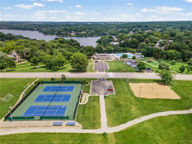 646 NE Saint Andrews Court, Lee's Summit, MO 64064