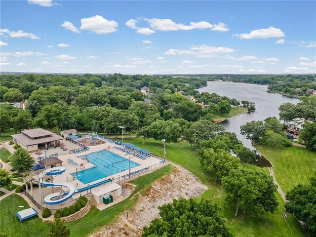 646 NE Saint Andrews Court, Lee's Summit, MO 64064
