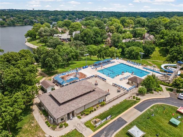 646 NE Saint Andrews Court, Lee's Summit, MO 64064