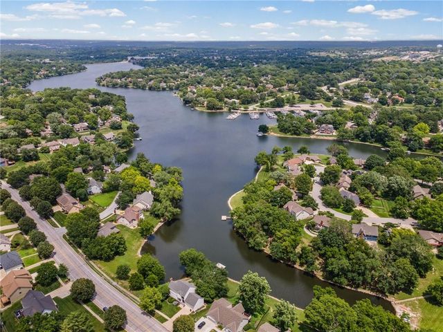 646 NE Saint Andrews Court, Lee's Summit, MO 64064