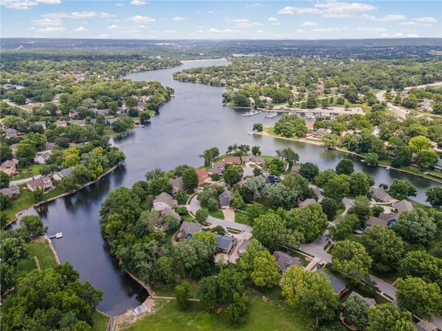 646 NE Saint Andrews Court, Lee's Summit, MO 64064
