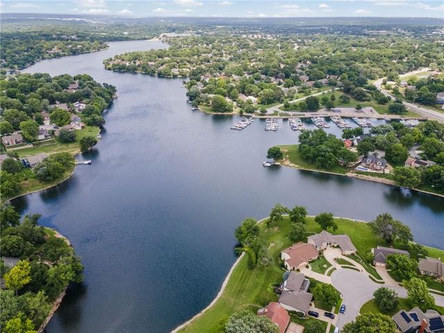 646 NE Saint Andrews Court, Lee's Summit, MO 64064