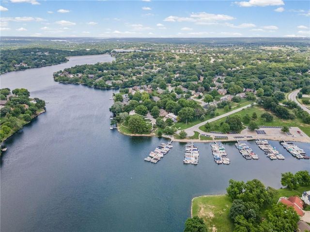 646 NE Saint Andrews Court, Lee's Summit, MO 64064