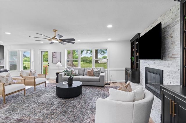 646 NE Saint Andrews Court, Lee's Summit, MO 64064