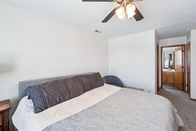 15427 Winston Avenue, Urbandale, IA 50323