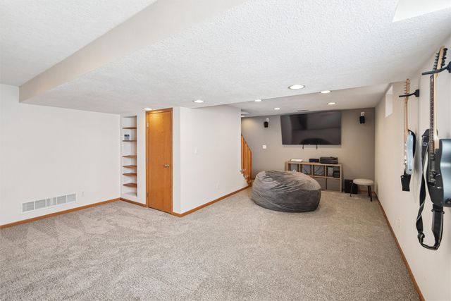 15427 Winston Avenue, Urbandale, IA 50323