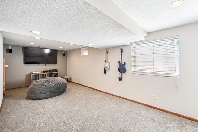 15427 Winston Avenue, Urbandale, IA 50323