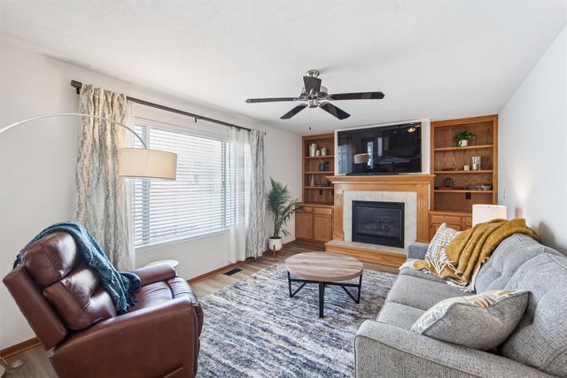 15427 Winston Avenue, Urbandale, IA 50323