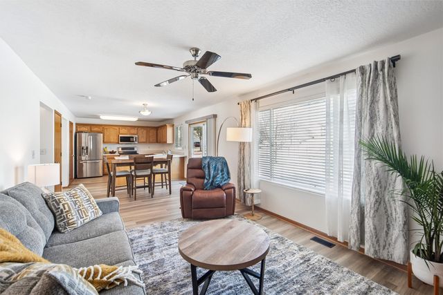 15427 Winston Avenue, Urbandale, IA 50323