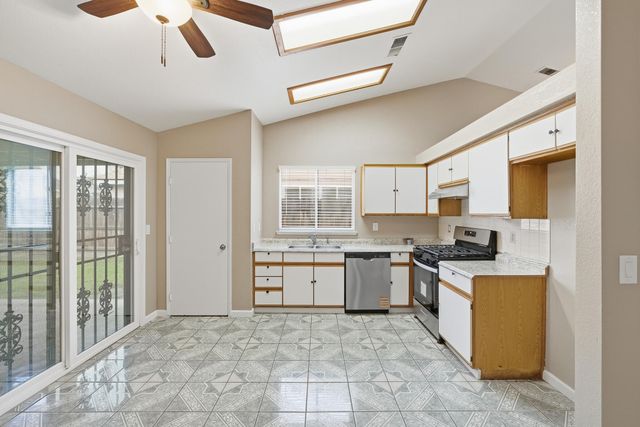 1371 Pepperwood Street, Tulare, CA 93274