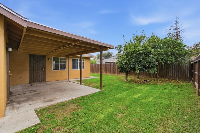 1371 Pepperwood Street, Tulare, CA 93274