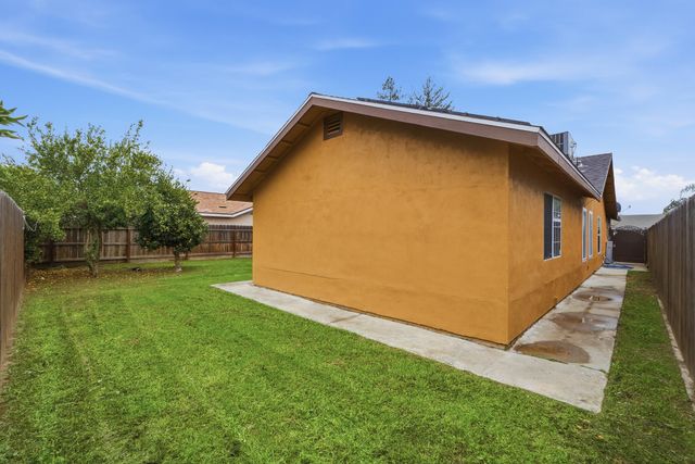 1371 Pepperwood Street, Tulare, CA 93274