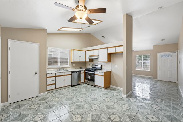 1371 Pepperwood Street, Tulare, CA 93274