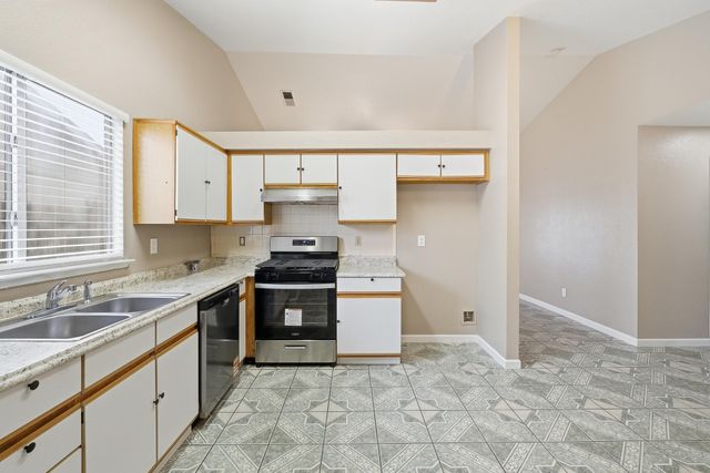 1371 Pepperwood Street, Tulare, CA 93274