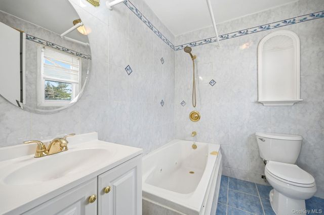 40 Pittsford Way, Nanuet, NY 10954