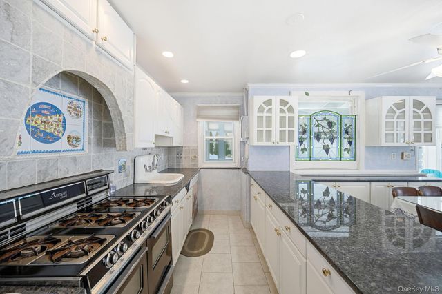 40 Pittsford Way, Nanuet, NY 10954