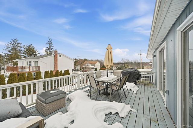 40 Pittsford Way, Nanuet, NY 10954