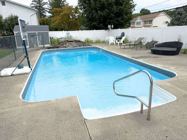 40 Pittsford Way, Nanuet, NY 10954