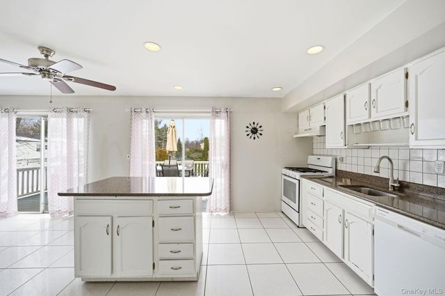 40 Pittsford Way, Nanuet, NY 10954