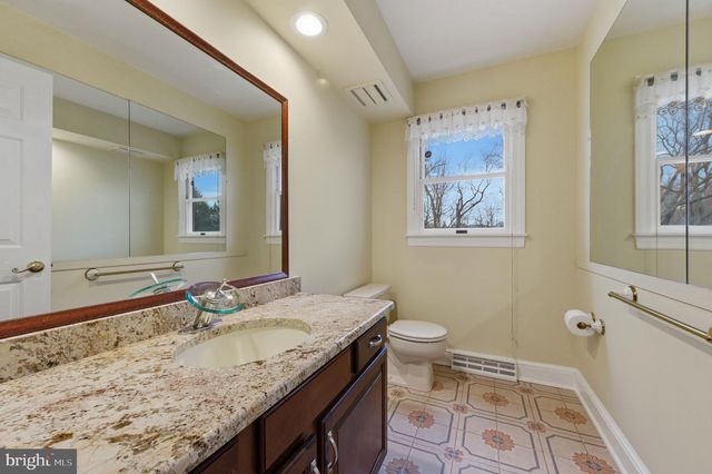 24 HAILEYS TRL, Newark, DE 19711