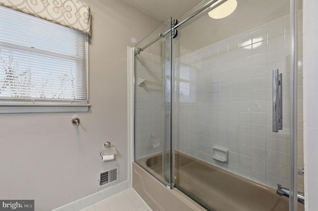 24 HAILEYS TRL, Newark, DE 19711