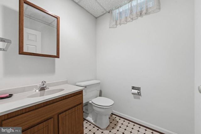 24 HAILEYS TRL, Newark, DE 19711