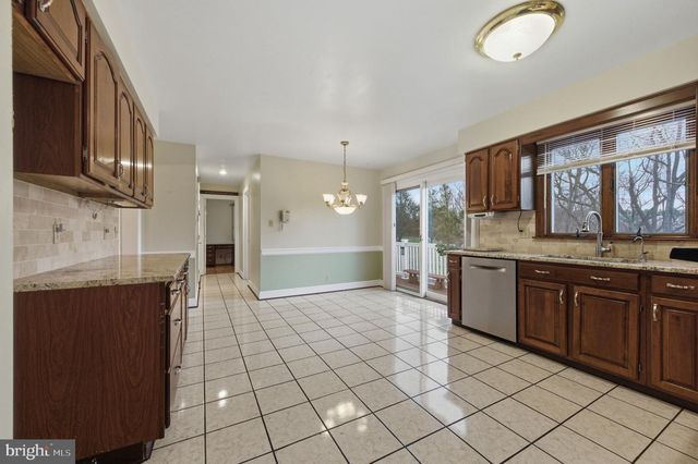 24 HAILEYS TRL, Newark, DE 19711