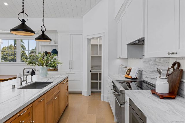 747 Orange Ave 301, Coronado, CA 92118